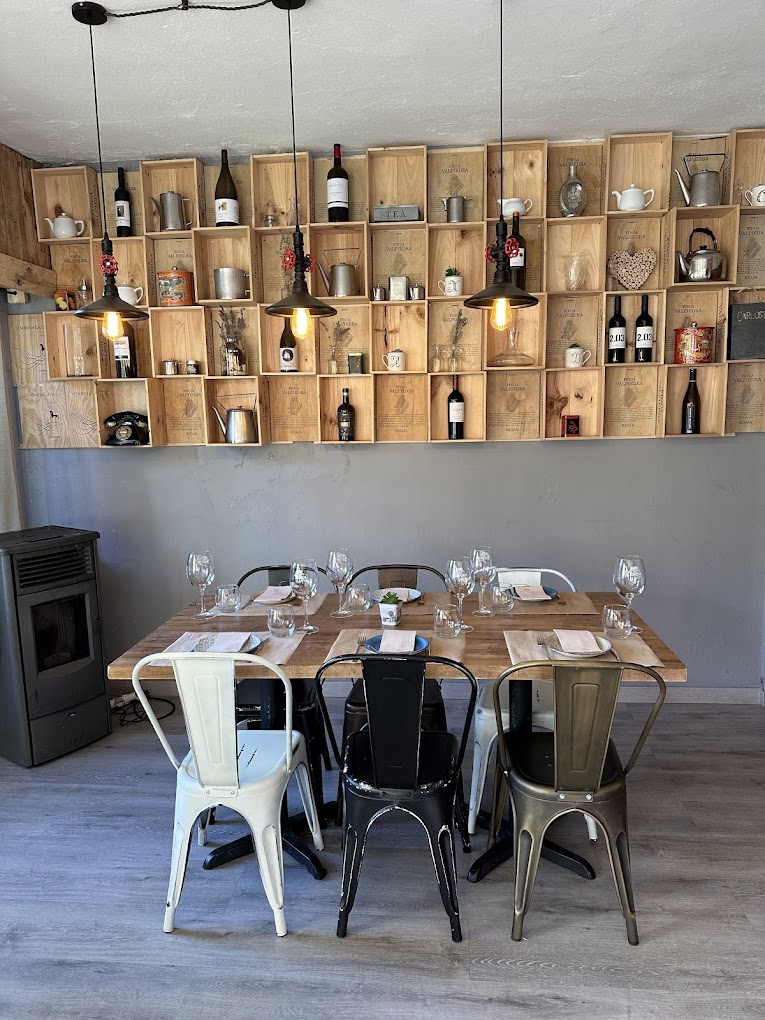 Mesa del fondo, interior bar